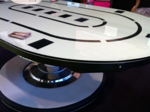 création d’ une table de poker a partir d’un pied de fauteuil belmont .Les matiéres utilisées sont le cuir et le carbonne , la table se régle en hauteur prix 2300 €(4)