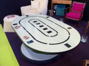 création d’ une table de poker a partir d’un pied de fauteuil belmont .Les matiéres utilisées sont le cuir et le carbonne , la table se régle en hauteur prix 2300 €(5)